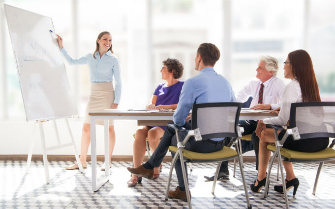 笑顔で話し合うビジネス会議